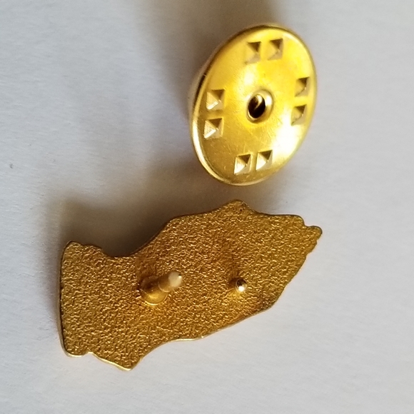 Relisted - Vintage praying hands pin gold tone tiny brooch religious Christian - Picture 6 of 6